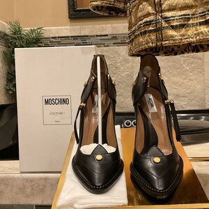 MOSCHINO leather and gold detailing pumps.